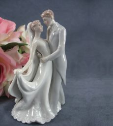 the_first_kiss_cake_topper